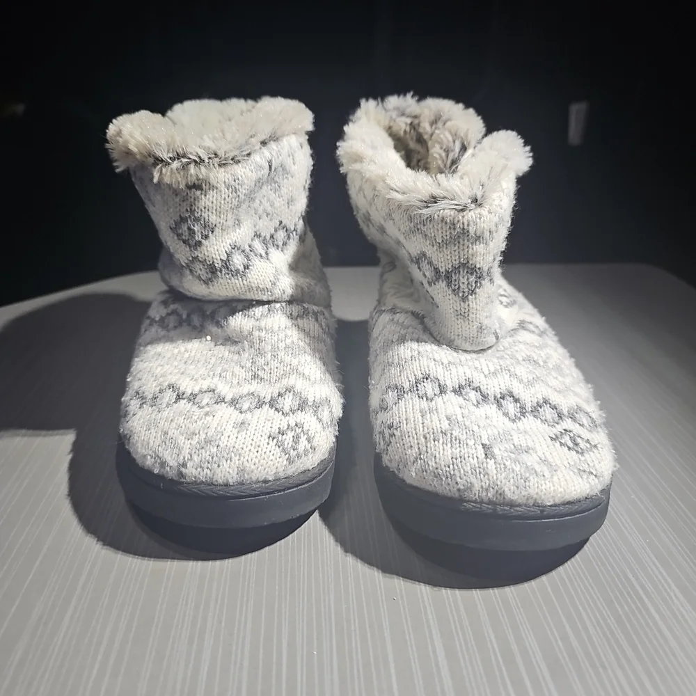 Dearfoams‎ Slippers Womens Small (5-6) Sweater Knit 2 Button Good PreOwned